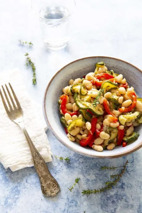 Salade de haricots blancs, courgettes et poivrons
