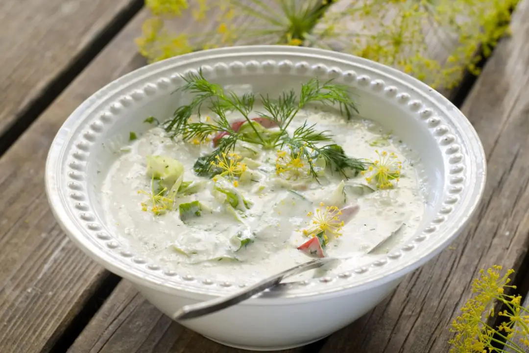 Soupe froide de laitue, radis et asperges