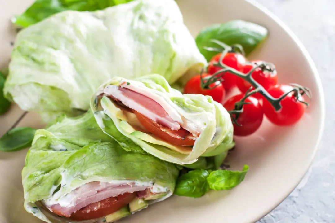 Wraps de laitue au houmous et légumes croquants