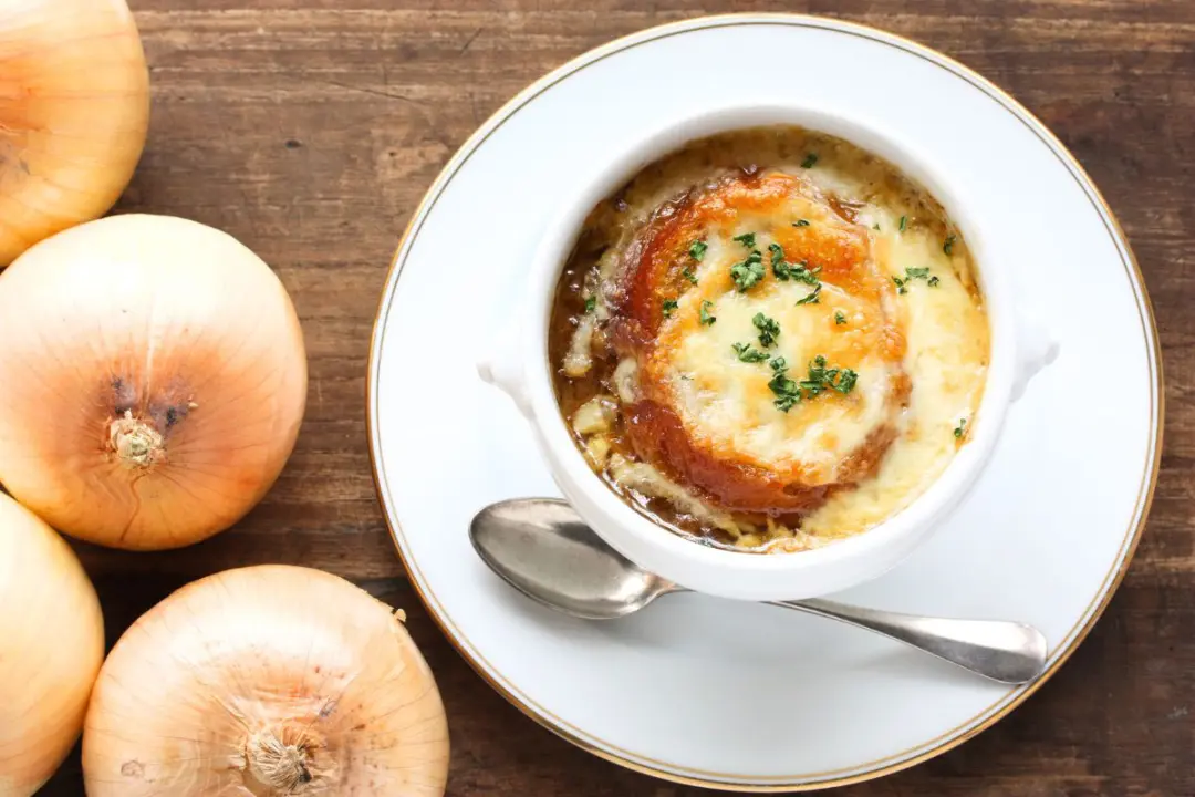 Soupe gratinée à l’oignon façon bistrot