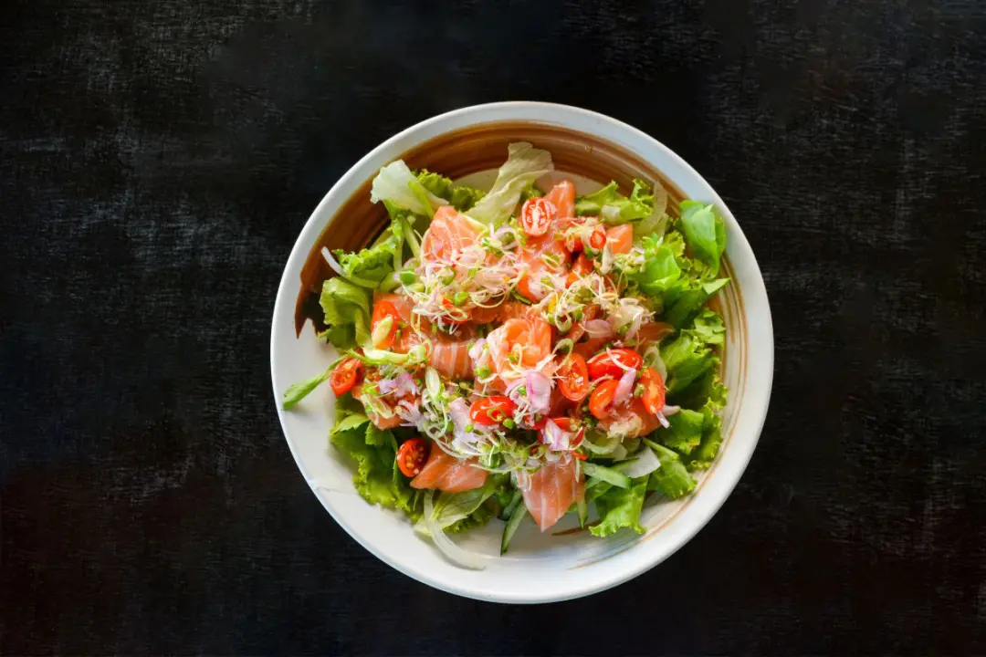 Recette express : salade fraîche de saumon et petits légumes en feuilles de laitue