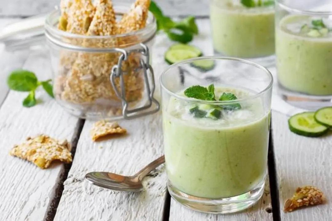 Gaspacho de concombre aux herbes fraîches