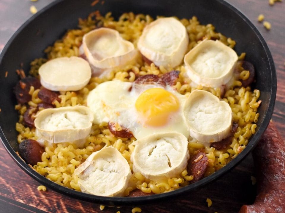 Gratin de coquillettes aux oeufs, au chorizo et au chèvre