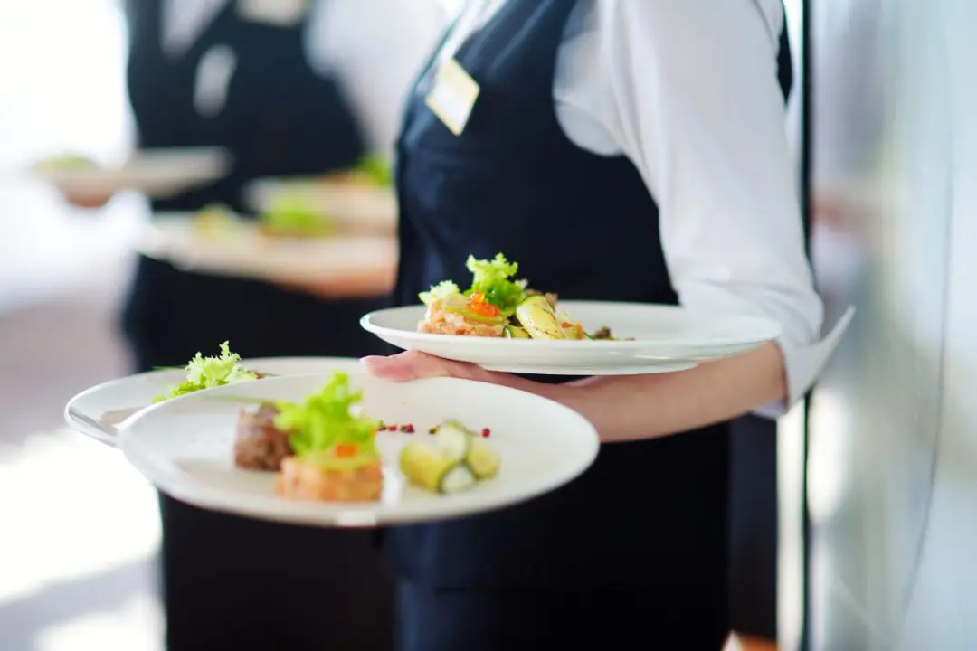 le salaire surprenant des serveurs à Lille révélé par Sept à Huit