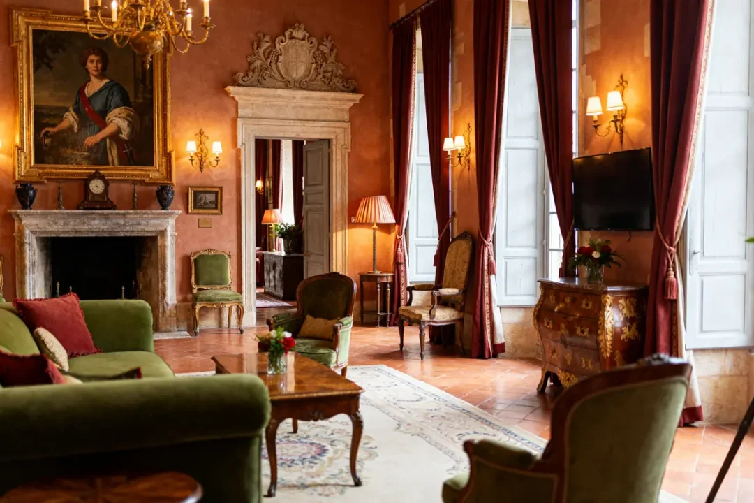 Salle élégante et raffinée du Château de Bagnols avec meubles anciens et cheminée ornée