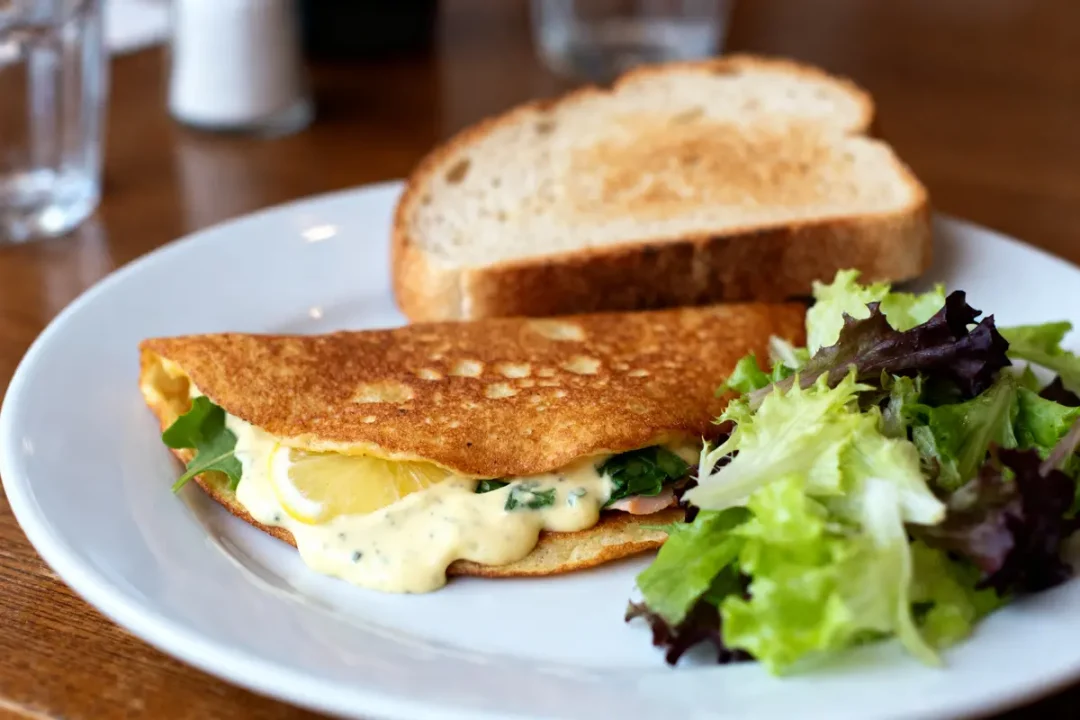 Assiette avec omelette, pain toasté et salade verte fraßche, idéal avant un McChicken