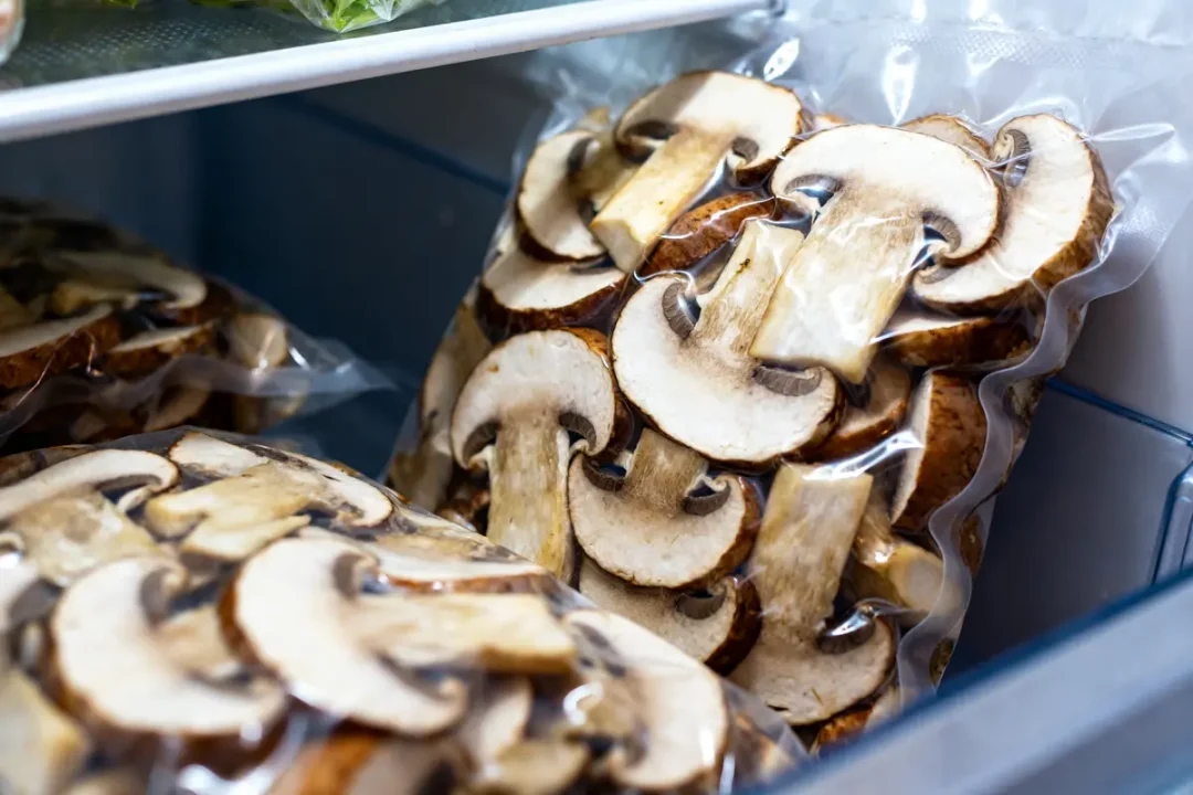 Tranches de cèpes au congélateur en sachets sous vide pour conservation optimale
