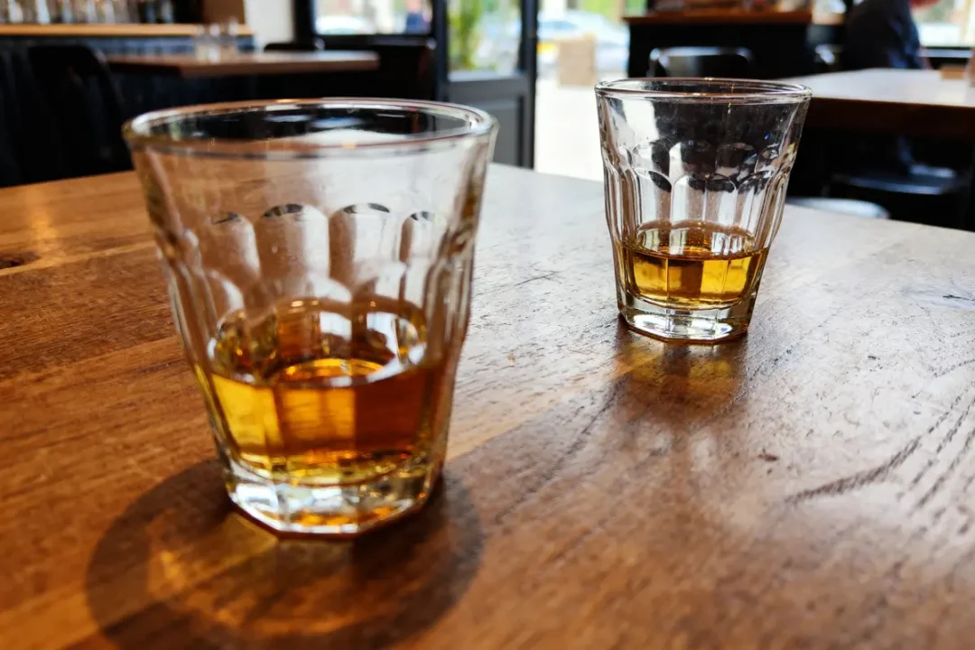 Deux verres de whisky posés sur une table bois comptent combien de grammes d’alcool