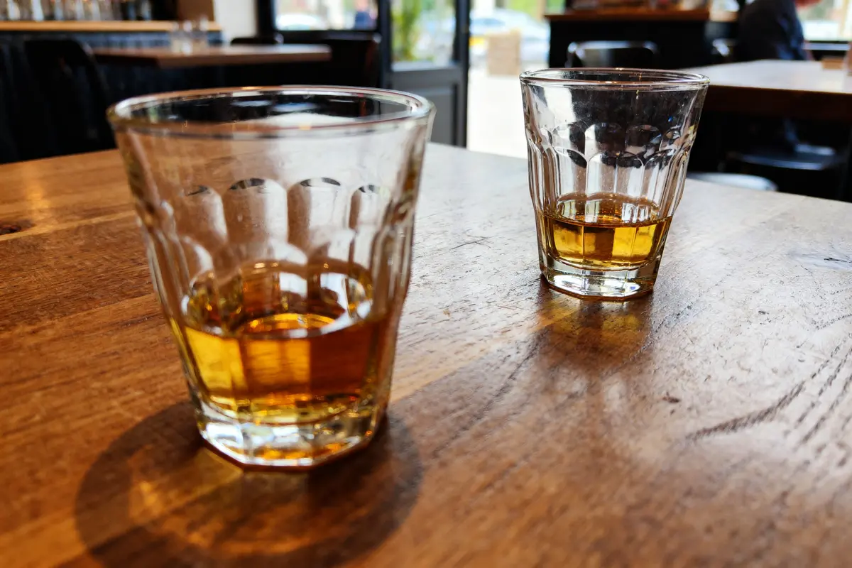 Deux verres de whisky posés sur une table bois comptent combien de grammes d’alcool