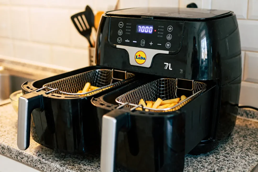 Cuisson de frites dans une friteuse à air chaud Lidl de grande capacité
