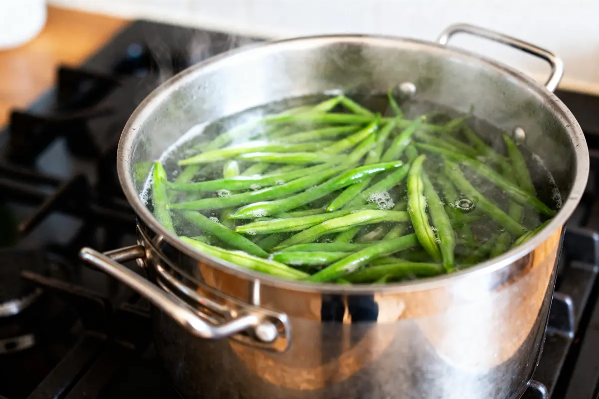 Haricots verts dans casserole en ébullition pour cuisson des haricots verts à l'eau